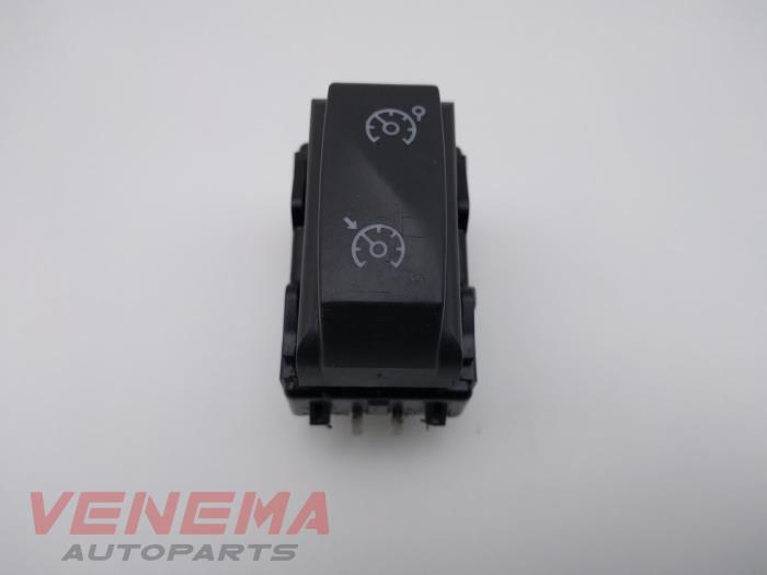 Używane Obsluga tempomatu Renault Clio IV Estate/Grandtour (7R) 1.5 Energy dCi 90 FAP Cena € 14,99 Procedura marży oferowane przez Venema Autoparts