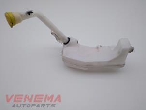 Used Front windscreen washer reservoir Renault Clio IV Estate/Grandtour (7R) 1.5 Energy dCi 90 FAP Price € 29,99 Margin scheme offered by Venema Autoparts