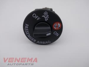 Used Airbag switch Renault Clio IV Estate/Grandtour (7R) 1.5 Energy dCi 90 FAP Price € 9,99 Margin scheme offered by Venema Autoparts