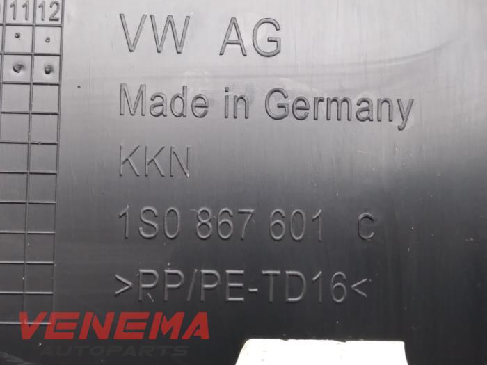 Tapizado del portón trasero de un Volkswagen Up! (121) 1.0 12V 60 2014