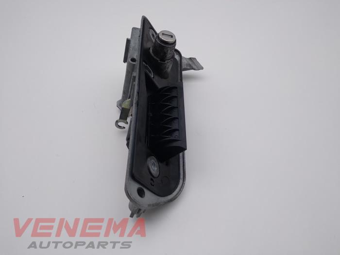 Tailgate handle from a Volkswagen Caddy III (2KA,2KH,2CA,2CH) 1.6 TDI 16V 2012
