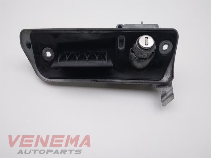 Tailgate handle from a Volkswagen Caddy III (2KA,2KH,2CA,2CH) 1.6 TDI 16V 2012