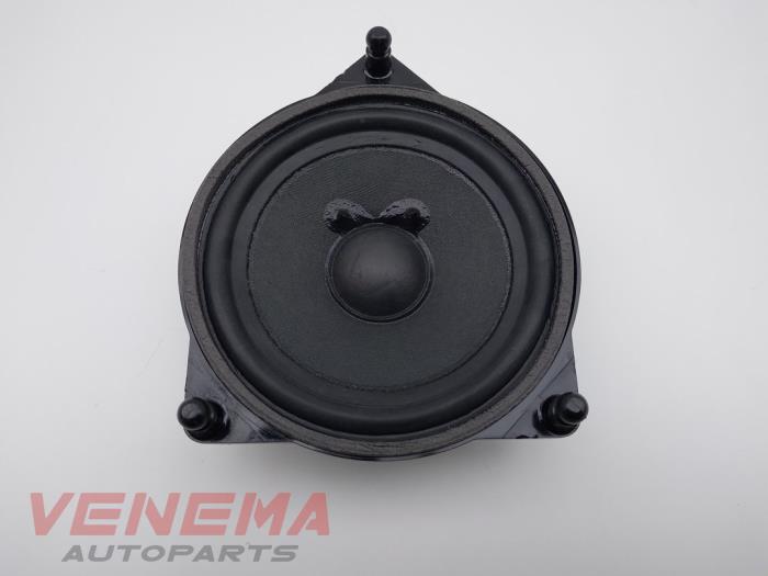 Używane Glosnik Mercedes C (C205) C-300 2.0 Turbo 16V Cena € 29,99 Procedura marży oferowane przez Venema Autoparts