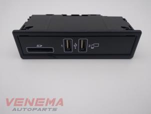 Używane Zlacze AUX/USB Mercedes C (C205) C-300 2.0 Turbo 16V Cena € 49,99 Procedura marży oferowane przez Venema Autoparts