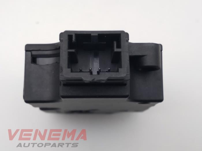 Heater valve motor from a Mercedes-Benz C (C205) C-300 2.0 Turbo 16V 2019
