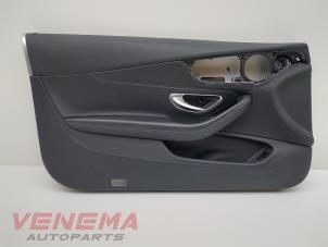 Używane Tapicerka drzwi lewych wersja 2-drzwiowa Mercedes C (C205) C-300 2.0 Turbo 16V Cena € 89,99 Procedura marży oferowane przez Venema Autoparts
