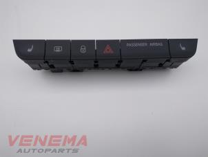 Usados Interruptor de luz de pánico Skoda Fabia III (NJ3) 1.2 TSI 16V Precio € 29,99 Norma de margen ofrecido por Venema Autoparts