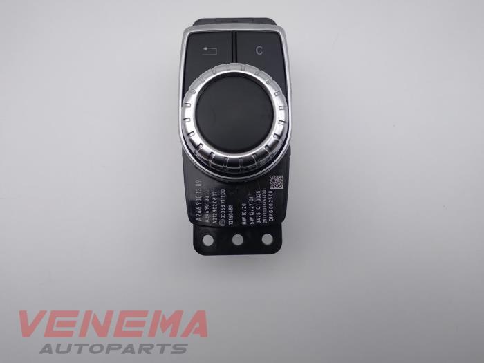 Botón I-Drive de un Mercedes-Benz A (W176) 1.5 A-160 CDI, A-160d 16V 2014