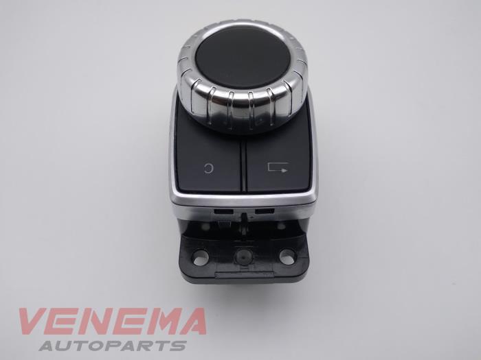 Botón I-Drive de un Mercedes-Benz A (W176) 1.5 A-160 CDI, A-160d 16V 2014