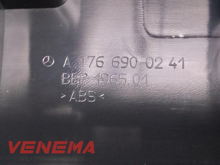 Abdeckung Stürmer Keil hinten van een Mercedes-Benz A (W176) 1.5 A-160 CDI, A-160d 16V 2014