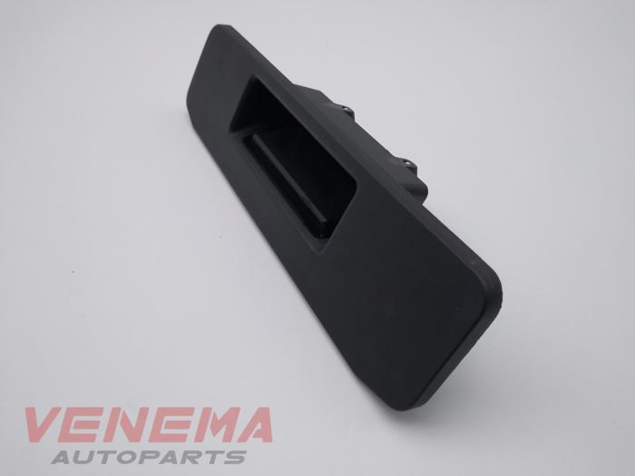 Tailgate handle from a Mercedes-Benz A (W176) 1.5 A-160 CDI, A-160d 16V 2014
