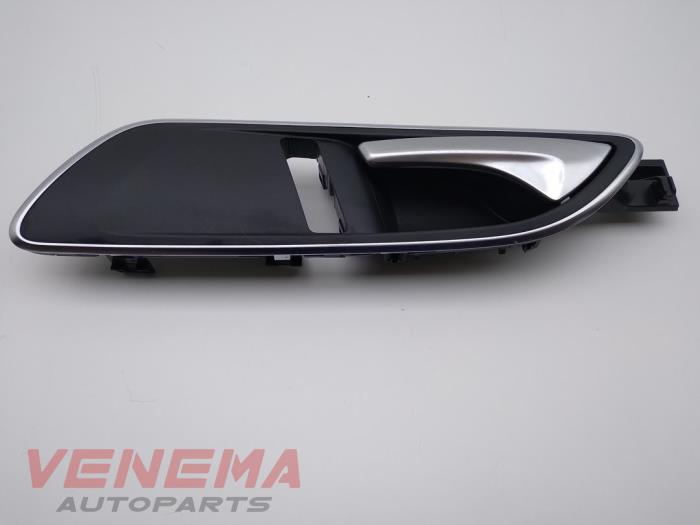 Uchwyt drzwi lewych przednich wersja 4-drzwiowa z Mercedes-Benz A (W176) 1.5 A-160 CDI, A-160d 16V 2014
