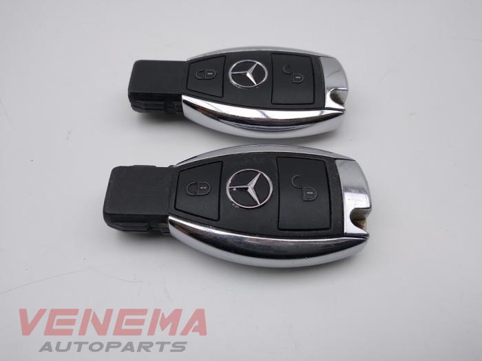 Ignition lock + key from a Mercedes-Benz A (W176) 1.5 A-160 CDI, A-160d 16V 2014