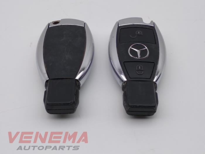 Ignition lock + key from a Mercedes-Benz A (W176) 1.5 A-160 CDI, A-160d 16V 2014
