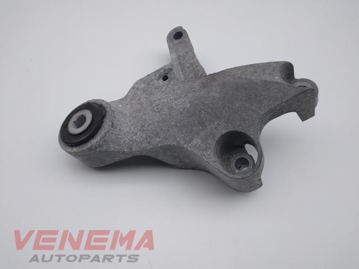 Engine mount from a Mercedes-Benz A (W176) 1.5 A-160 CDI, A-160d 16V 2014