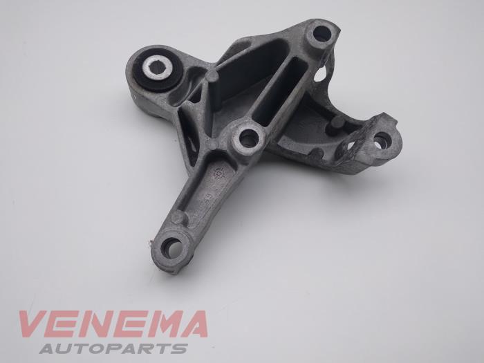 Engine mount from a Mercedes-Benz A (W176) 1.5 A-160 CDI, A-160d 16V 2014