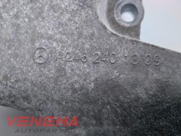 Engine mount from a Mercedes-Benz A (W176) 1.5 A-160 CDI, A-160d 16V 2014