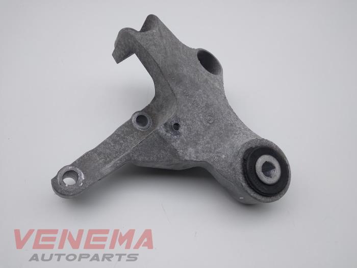 Engine mount from a Mercedes-Benz A (W176) 1.5 A-160 CDI, A-160d 16V 2014