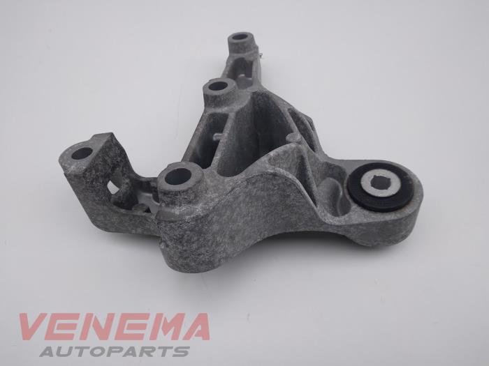 Engine mount from a Mercedes-Benz A (W176) 1.5 A-160 CDI, A-160d 16V 2014