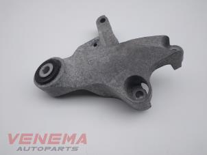 Engine mount from a Mercedes-Benz A (W176) 1.5 A-160 CDI, A-160d 16V 2014