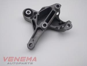 Engine mount from a Mercedes-Benz A (W176) 1.5 A-160 CDI, A-160d 16V 2014