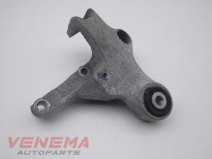 Engine mount from a Mercedes-Benz A (W176) 1.5 A-160 CDI, A-160d 16V 2014
