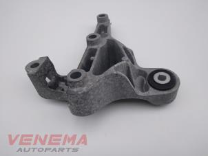 Engine mount from a Mercedes-Benz A (W176) 1.5 A-160 CDI, A-160d 16V 2014