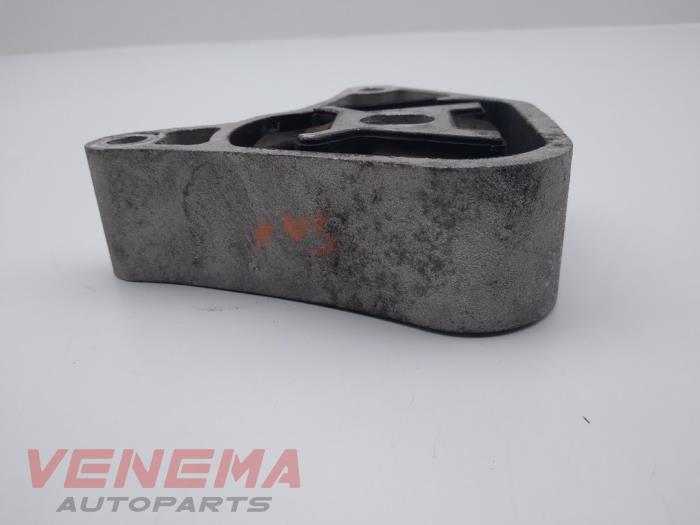 Engine mount from a Mercedes-Benz A (W176) 1.5 A-160 CDI, A-160d 16V 2014