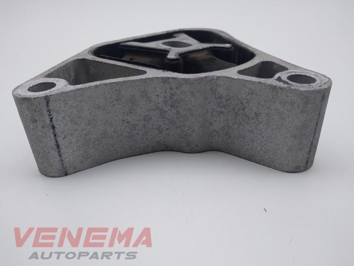 Engine mount from a Mercedes-Benz A (W176) 1.5 A-160 CDI, A-160d 16V 2014