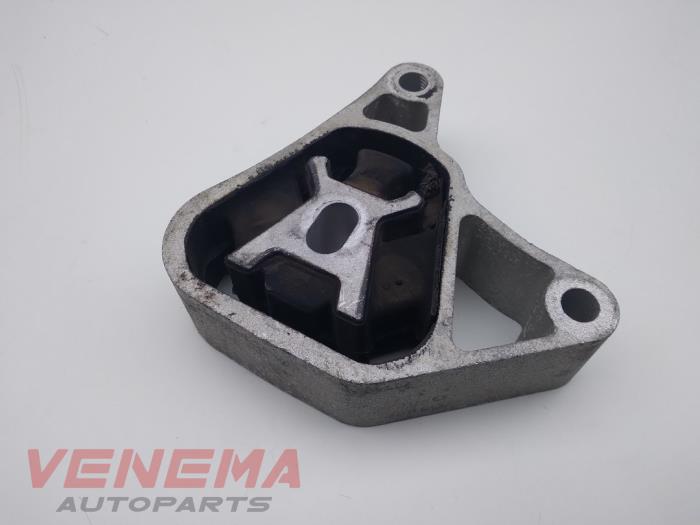Engine mount from a Mercedes-Benz A (W176) 1.5 A-160 CDI, A-160d 16V 2014