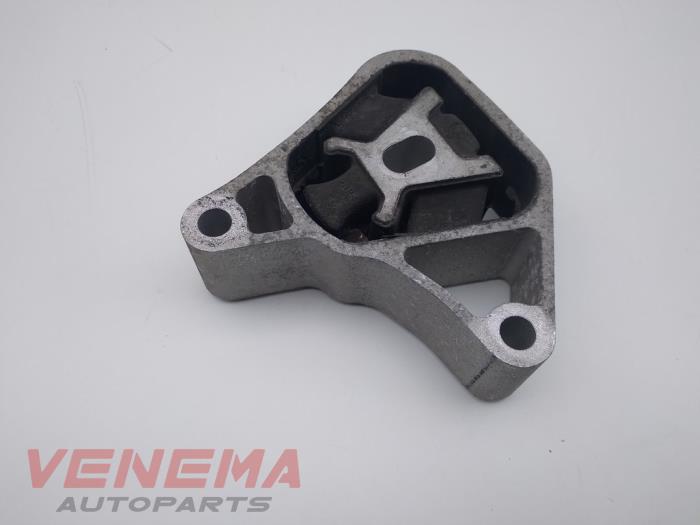 Engine mount from a Mercedes-Benz A (W176) 1.5 A-160 CDI, A-160d 16V 2014