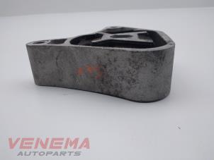 Engine mount from a Mercedes-Benz A (W176) 1.5 A-160 CDI, A-160d 16V 2014