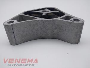 Engine mount from a Mercedes-Benz A (W176) 1.5 A-160 CDI, A-160d 16V 2014