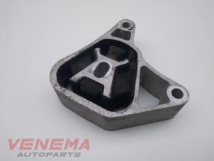 Engine mount from a Mercedes-Benz A (W176) 1.5 A-160 CDI, A-160d 16V 2014