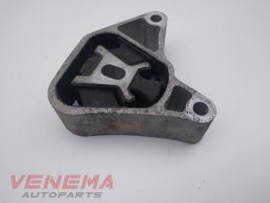 Engine mount from a Mercedes-Benz A (W176) 1.5 A-160 CDI, A-160d 16V 2014