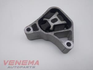 Engine mount from a Mercedes-Benz A (W176) 1.5 A-160 CDI, A-160d 16V 2014