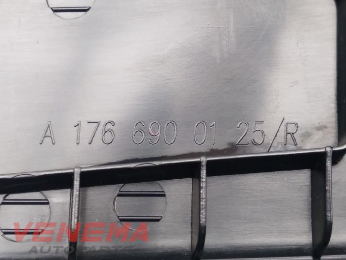 Revêtement montant avant droit d'un Mercedes-Benz A (W176) 1.5 A-160 CDI, A-160d 16V 2014
