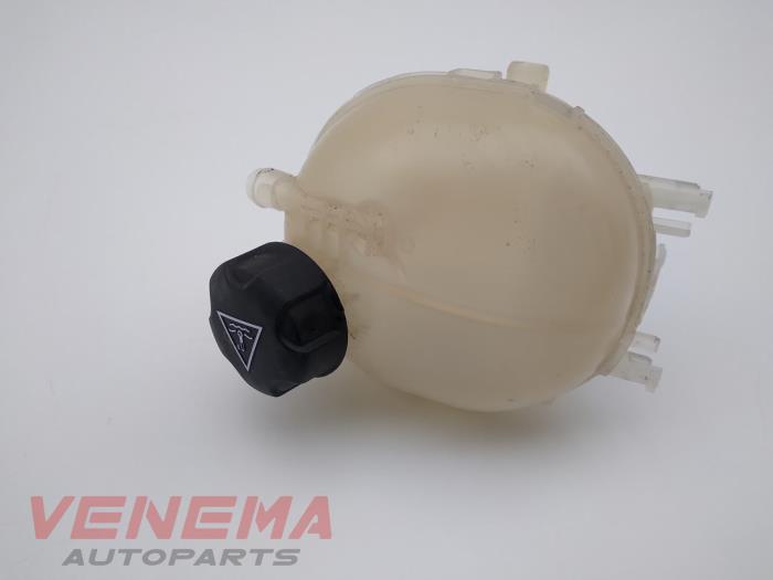 Expansion vessel from a Peugeot 208 II (UB/UH/UP) 1.2 Vti 12V PureTech 130 2021