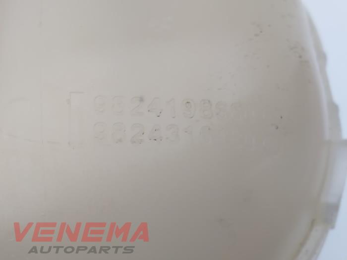 Expansion vessel from a Peugeot 208 II (UB/UH/UP) 1.2 Vti 12V PureTech 130 2021