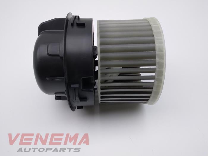 Motor de ventilador de calefactor de un Opel Corsa F (UB/UH/UP) 1.2 Turbo 12V 130 2022