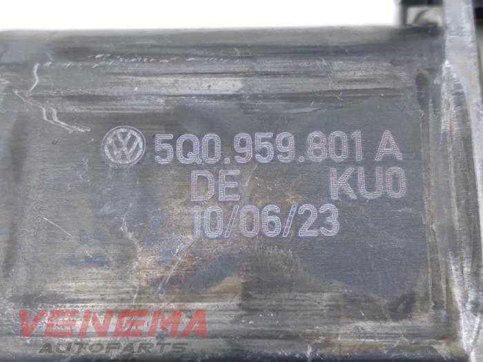 Silnik szyby drzwiowej z Volkswagen Golf VIII (CD1) 2.0 TDI BlueMotion 16V 2023