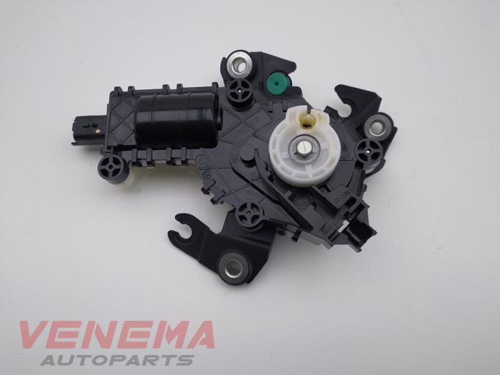 Używane Silnik rygla tylnej klapy Citroen C5 Aircross I (A4/AC/AJ/AR) 1.6 Turbo 180 16V Cena € 49,99 Procedura marży oferowane przez Venema Autoparts