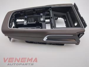 Używane Konsole srodkowe Citroen C5 Aircross (A4/AC/AJ/AR) 1.6 Turbo 180 16V Cena € 89,99 Procedura marży oferowane przez Venema Autoparts