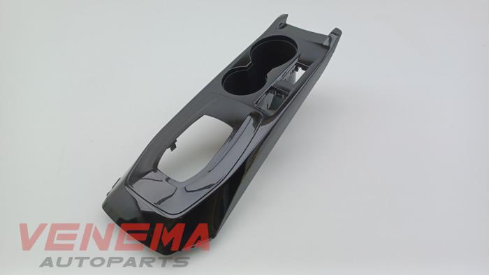 Cup holder from a Peugeot 208 II (UB/UH/UP) 1.2 Vti 12V PureTech 130 2021