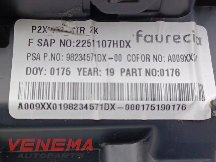 Rejilla de aire de salpicadero de un Peugeot 208 II (UB/UH/UP) 1.2 Vti 12V PureTech 130 2021