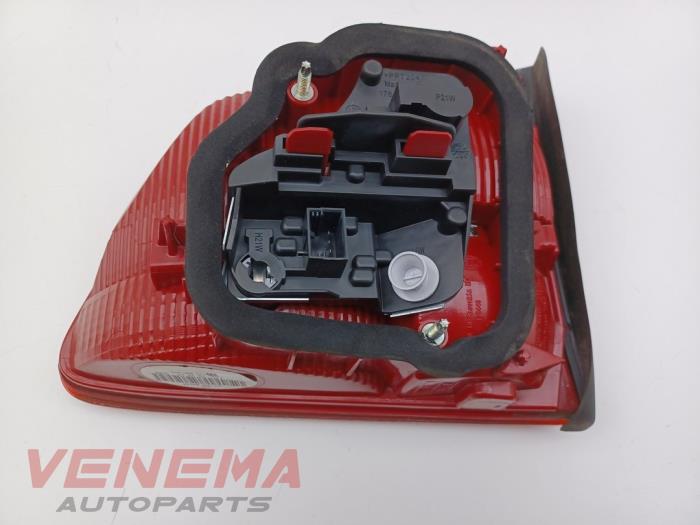 Taillight, left from a Volkswagen Touran (1T3) 1.6 TDI 16V 2011