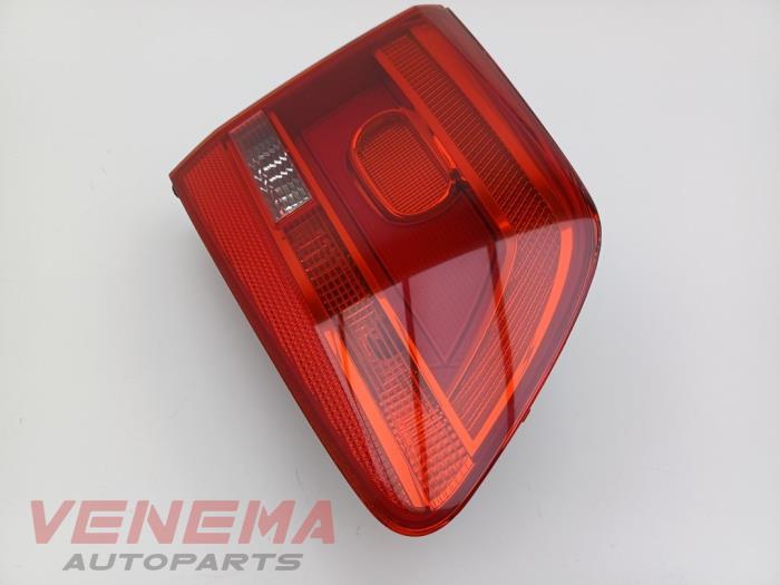 Taillight, left from a Volkswagen Touran (1T3) 1.6 TDI 16V 2011