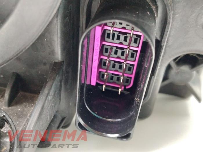Scheinwerfer links van een Volkswagen Caddy Combi IV 2.0 TDI 150 2020
