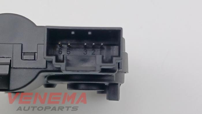 Heater valve motor from a Volkswagen Golf VIII (CD1) 2.0 TDI BlueMotion 16V 2023