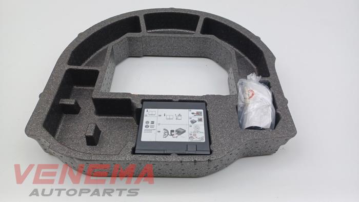 Juego de reparación de neumáticos de un Audi A1 Sportback (8XA/8XF) 1.2 TFSI 2014